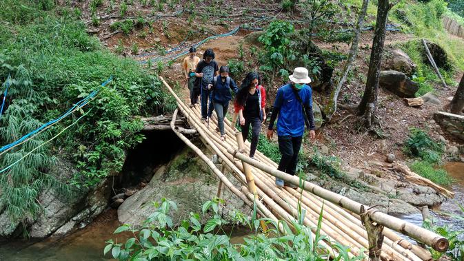 Abdul Huzaz sedang memandu sekelompok orang yang ingin mengunjungi salah satu curug di Sentul. (Foto: Liputan6.com).