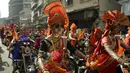 Sejumlah wanita India mengenakan pakaian tradisional mengendarai sepeda motor saat merayakan Gudhi Padwa di Mumbai, India (28/3). (AFP/Punit Paranjpe)