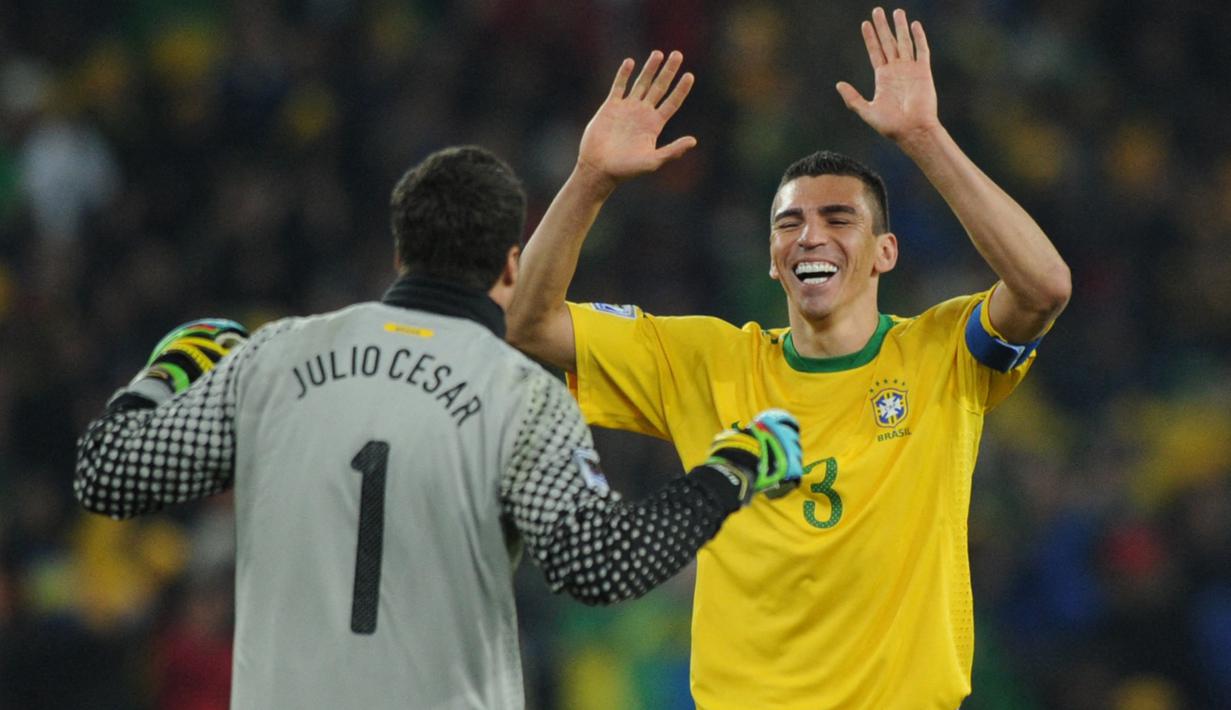 Lucio. Eks bek tengah yang kini berusia 44 tahun dan telah pensiun pada Januari 2020 bersama Bayern Munchen ini tercatat sebagai pengoleksi caps terbanayak keempat bersama Timnas Brasil dalam ajang Piala Dunia. Ia total bermain 17 laga dalam 3 edisi Piala Dunia mulai 2002 hingga 2010. Satu trofi juara berhasil diraihnya pada edisi 2002. (AFP/Pedro Ugarte)