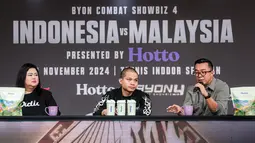 CEO Byon, Yoshua Marcellos (kanan),&nbsp;CEO VIP Emtek, Indra Yudhistira (tengah), dan Senior Vice President Content Vidio, Eva Stephanie Kurnia menyanyikan lagu Indonesia Raya saat konferensi pers Byon Combat Showbiz Volume 4 yang berlangsung di SCTV Tower, Jakarta, Senin (28/10/2024) siang WIB. (Bola.com/Bagaskara Lazuardi)