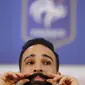Pemain Prancis, Adil Rami, memamerkan gaya kumisnya. (AP Photo/David Vincent)