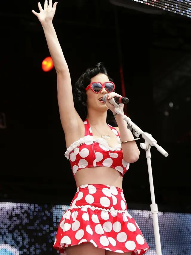 Katy Perry Pakai Gaun Lawas Saat Gelar Konser Amal, Tampil Nostalgic di Tur Amal 2026