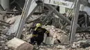 <p>Seorang anggota tim penyelamat mencari korban pada lokasi ledakan mematikan yang menghancurkan Hotel Saratoga di Havana, Kuba, 6 Mei 2022. Ledakan kuat yang diduga disebabkan oleh kebocoran gas alam menewaskan 18 orang dan melukai puluhan orang. (AP Photo/Ramon Espinosa)</p>