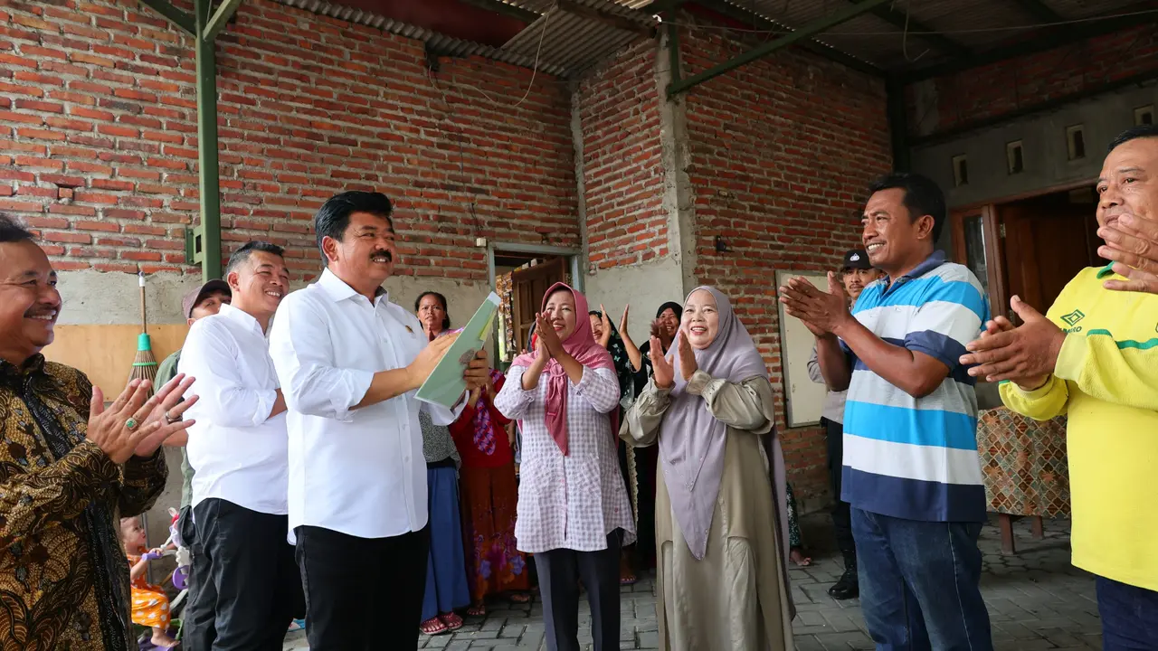 Menteri Agraria dan Tata Ruang/Kepala Badan Pertanahan Nasional (ATR/BPN), Hadi Tjahjanto, menyerahkan 50 sertifikat tanah hasil program Pendaftaran Tanah Sistematis Lengkap (PTSL) secara door to door di Desa Kedungsolo, Kecamatan Porong, Kabupaten Sidoar