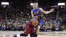 Pemain Cleveland Cavaliers, Kyrie Irving (2) menggiring bola melewati kawalan pemain Warriors, Klay Thompson (11) pada laga NBA di Quicken Loans Arena, (25/12/2016). Cleveland menang 109-108. (Reuters/Brian Spurlock-USA TODAY Sports)