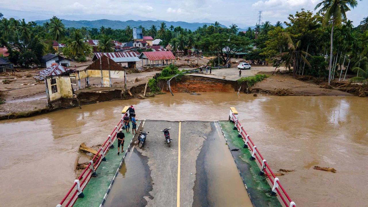 FOTO: Banjir Bandang Lumpuhkan Pidie Jaya, Jalur Darat Aceh–Sumut Terputus