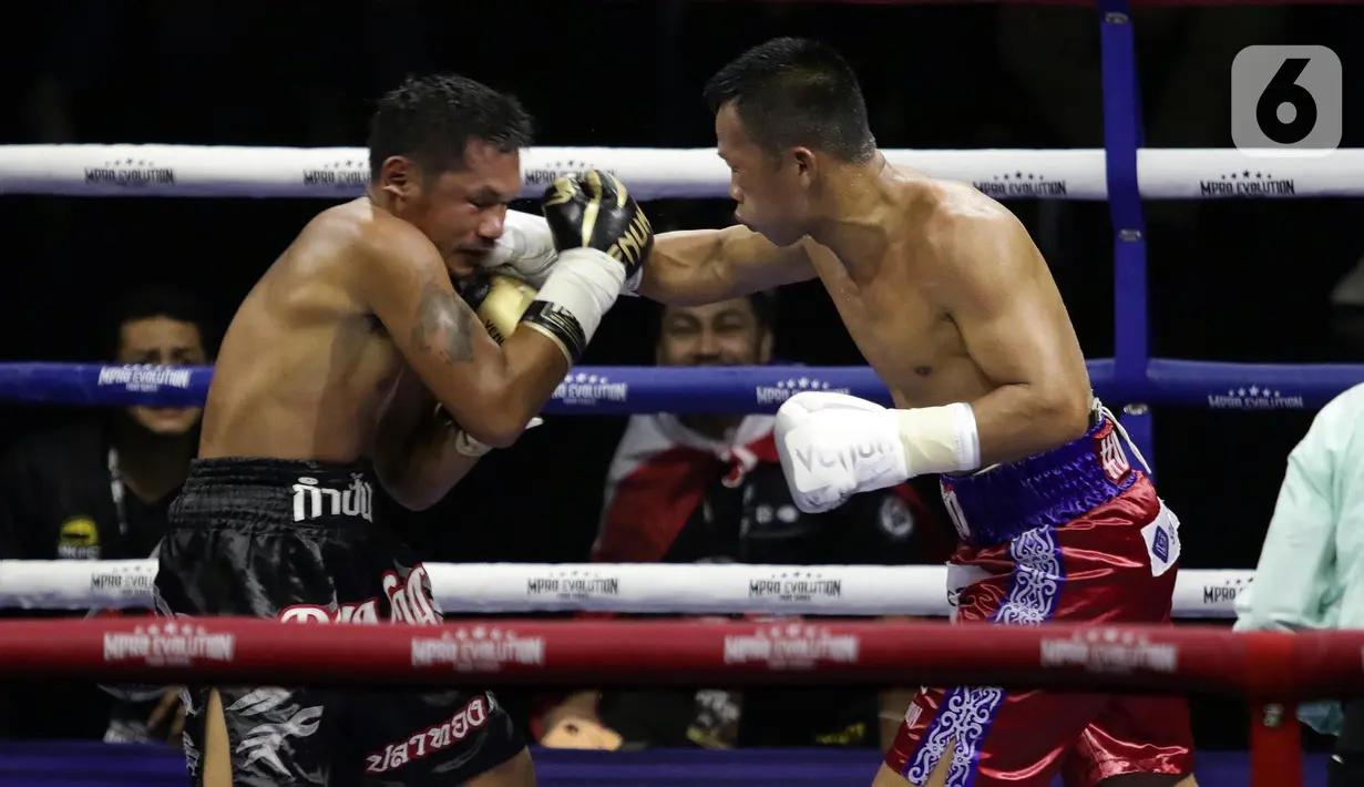 Petinju Indonesia, Daud Yordan (kanan) melancarkan pukulan ke arah Panya Uthok (Thailand) pada laga mempertahankan gelar WBC Asia Boxing Council Silver Super Lightweight di Balai Sarbini, Jakarta, Jumat (1/7/2022). Kedua petinju jual-beli seragan dalam tiga ronde pertama. Duel memanas hingga memasuki ronde keenam. (Liputan6.com/Helmi Fithriansyah)