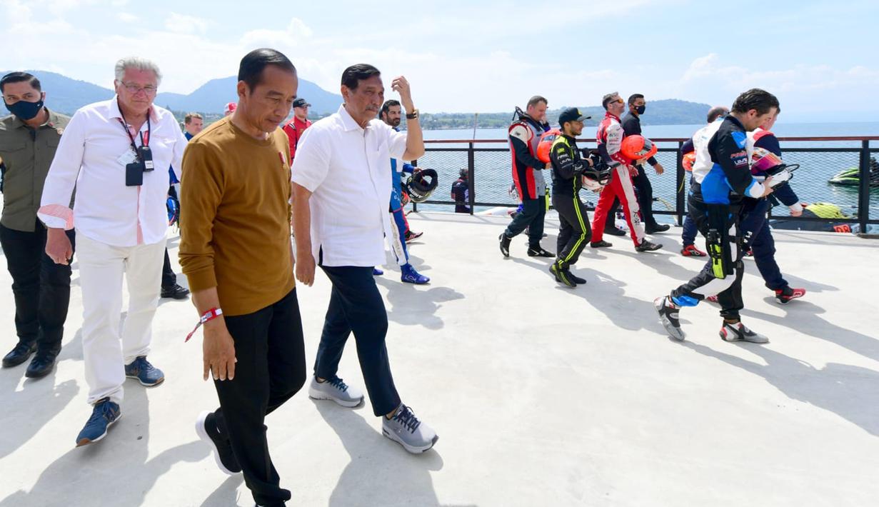 Presiden Joko Widodo atau Jokowi berjalan usai ajang balap perahu F1H2O/Powerboat di Pelabuhan Muliaraja Napitupulu Balige, Kabupaten Toba, Provinsi Sumatra Utara, Minggu (26/2/2023). Bartek Marszalek asal Polandia berhasil mengantongi 20 poin dan duduk di puncak klasemen sementara F1H2O musim balap 2023. (Foto: Muchlis Jr - Biro Pers Sekretariat Presiden)