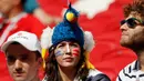 Suporter wanita Prancis menunggu pertandingan antara Prancis melawan Argentina pada 16 besar Piala Dunia 2018 di Kazan Arena di Kazan, Rusia, (30/6). Prancis berhasil mengalahkan Argentina 4-3 dan melaju ke babak 8 Besar. (AP Photo/Frank Augstein)