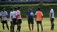Bima Sakti memimpin sesi latihan Timnas Indonesia U-16 di lapangan UII, Sleman, Rabu (26/2/2020). (Bola.com/Vincentius Atmaja)