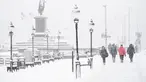 Orang-orang berjalan saat salju turun di Skeppsbron di Stockholm, Swedia (28/1/2021). Badan cuaca nasional Swedia, SMHI, telah mengeluarkan peringatan untuk salju lebat di Stockholm dan Uppsala. (Henrik Montgomery/TT via AP)