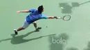 Petenis Indonesia, David Susanto mencoba mengembalikan bola saat melawan petenis Prancis, Enzo Couacaud pada laga perdelapan final Combiphar Indonesia Open 2017 di Hotel Sultan, Rabu (8/2/2017). David kalah 6-4, 3-6, 6-4. (Bola.com/Nicklas Hanoatubun)