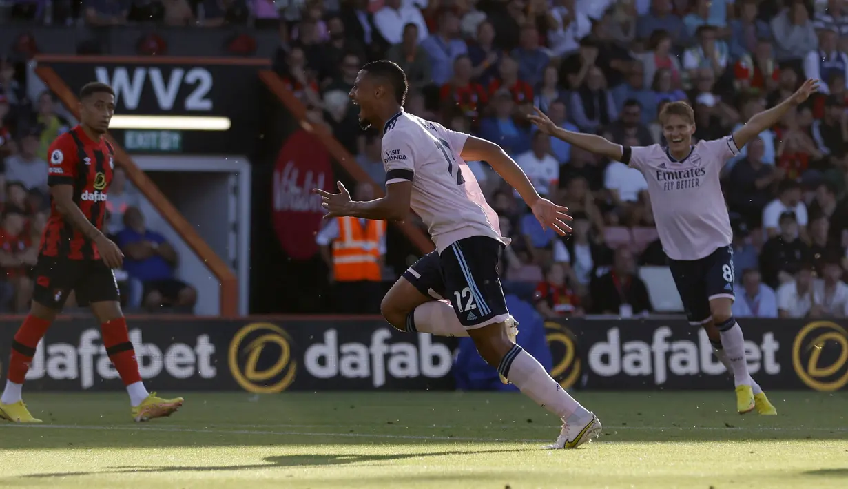 Arsenal kembali menambah gol di baak kedua melalui aksi bek William Saliba. Tembakan lambung kaki kirinya dari ujung kotak penalti usai menerima umpan datar Granit Xhaka kembai gagal diantisipasi Mark Travers. (PA via AP/Steven Paston)