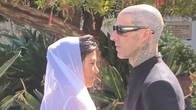 Legalkan Pernikahan dengan Travis Barker, Kourtney Kardashian Pakai Mini Dress dan Kerudung