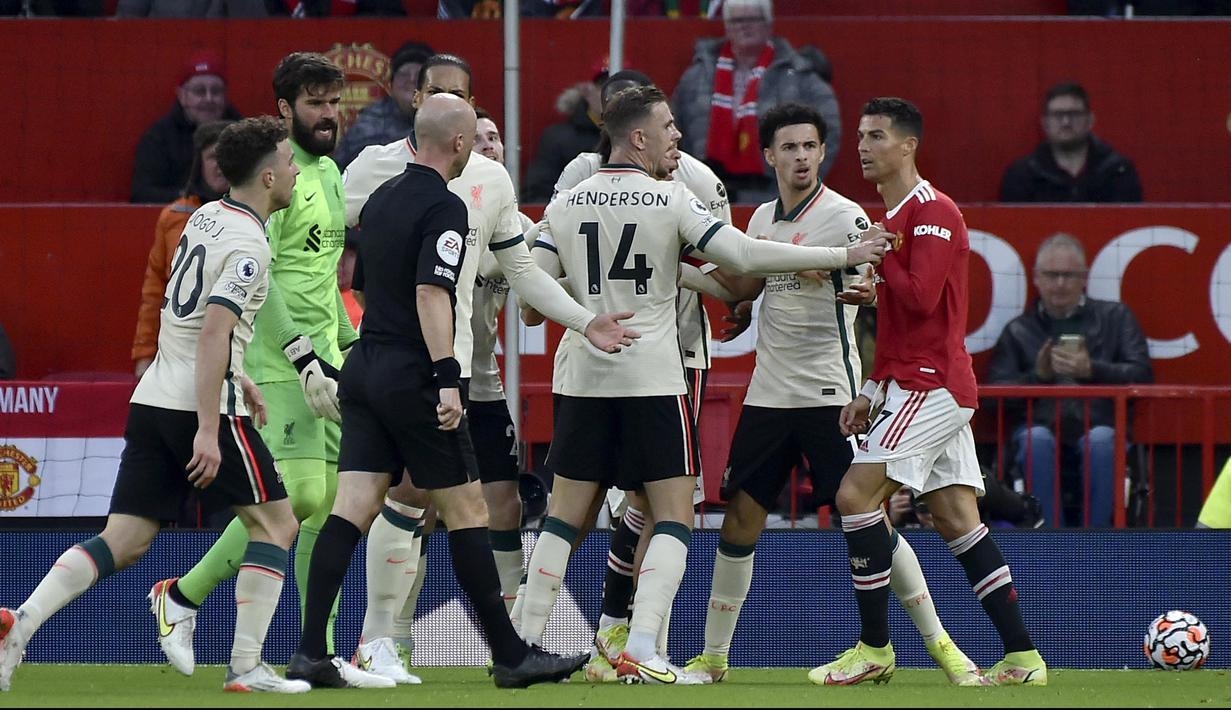 Bahkan terlihat ada cekcok antarpemain setelah Cristiano Ronaldo melanggar Curtis Jones. Ronaldo diganjar kartu kuning. (AP Photo/Rui Vieira)