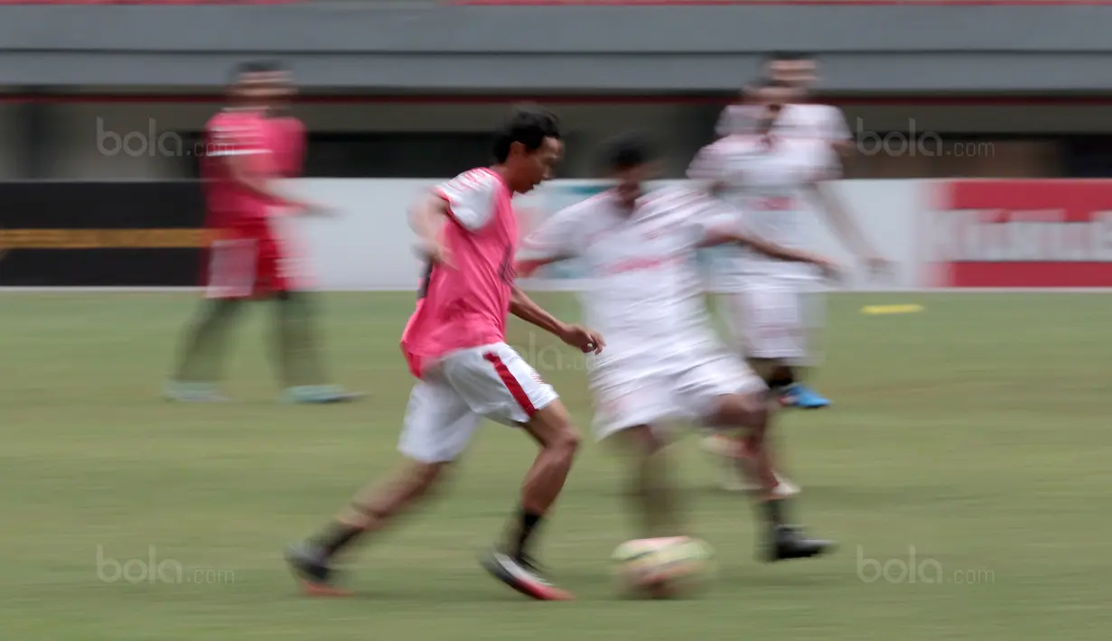 Pemain Persija Jakarta, Amarzukih mencoba melewati adangan rekannya sesi latihan di Stadion Patriot Bekasi, Sabtu (11/11/2017). Latihan tersebut jelang melawan Bhayangkara FC. (Bola.com/Nicklas Hanoatubun)