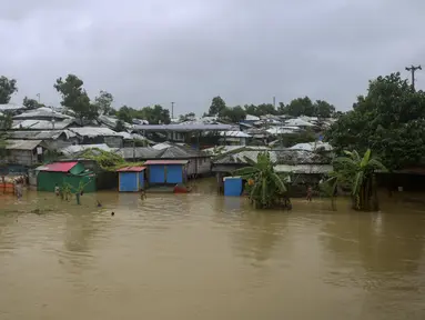 Pemandangan tempat penampungan yang tergenang air setelah hujan lebat di kamp pengungsi Rohingya di Kutupalong, Bangladesh (28/7/2021).  Hujan deras berhari-hari telah membuat ribuan tempat penampungan di berbagai kamp pengungsi Rohingya di Bangladesh Selatan terendam air. (AP Photo/Syafiqur Rahman)