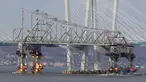 Ledakan dahsyat menghancurkan bagian Jembatan Tappan Zee di Tarrytown, New York, AS, Selasa (15/1). Jembatan Tappan Zee dihancurkan lantaran sudah tua. (AP Photo/Seth Wenig)