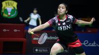 Tunggal putri Indonesia, Gregoria Mariska Tunjung, takluk 17-21, 21-10, dan 12-21 dari Phittayaporn Chaiwan pada putaran pertama Indonesia Open 2022 di Istora Senayan, Jakarta, Rabu (15/6/2022) pagi WIB. (Bola.com/Bagaskara Lazuardi)
