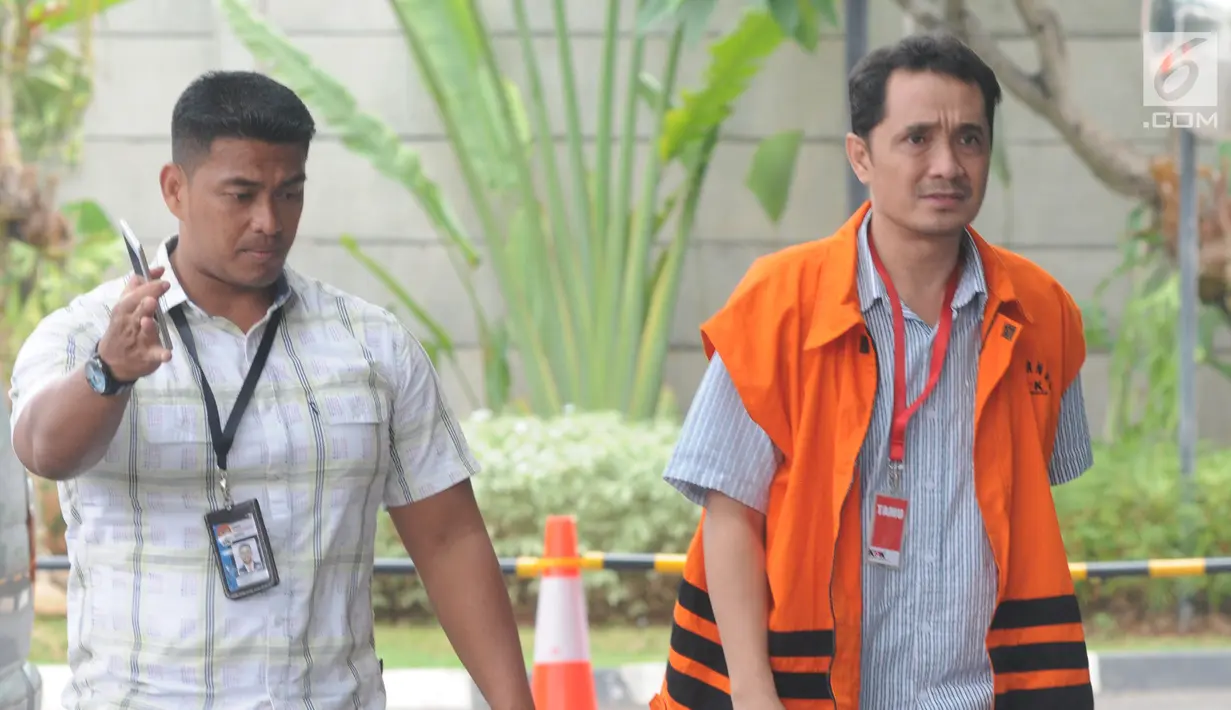 Konsultan Lippo Group Fitra Djaja Purnama dikawal petugas tiba di gedung KPK, Jakarta, Selasa (30/10). Fitra diperiksa terkait dugaan memberi suap atau janji penguruasn perizinan proyek pembangunan Meikarta di Kab Bekasi. (Merdeka.com/Dwi Narwoko)