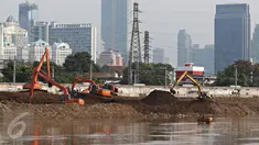 Alat berat mengeruk lumpur yang mengendap di Kanal Banjir Barat, Jakarta, Kamis (26/11/2015). Pemprov DKI Jakarta terus menyiapkan sejumlah langkah antisipasi demi menghadapi potensi banjir. (Liputan6.com/Immanuel Antonius)