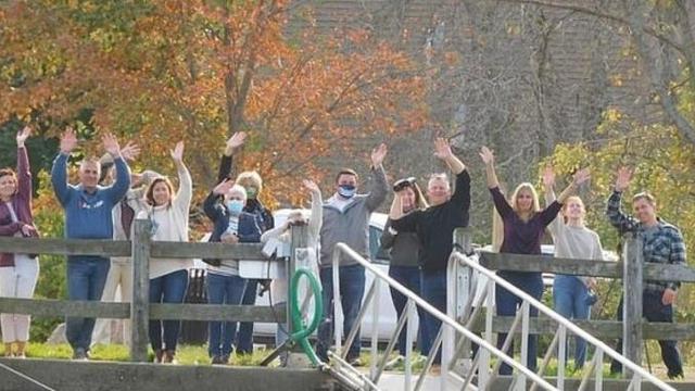 Dampak Pembatasan Covid-19, Pasangan Ini Gelar Pernikahan Unik di Perbatasan AS-Kanada