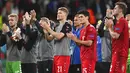 Para pemain Denmark memberikan tepuk tangan kepada para pendukung usai pertandingan melawan Inggris pada semifinal Euro 2020 di stadion Wembley di London, Kamis (8/7/2021). Inggris akan bertemu Italia di babak final. (Andy Rain/Pool via AP)