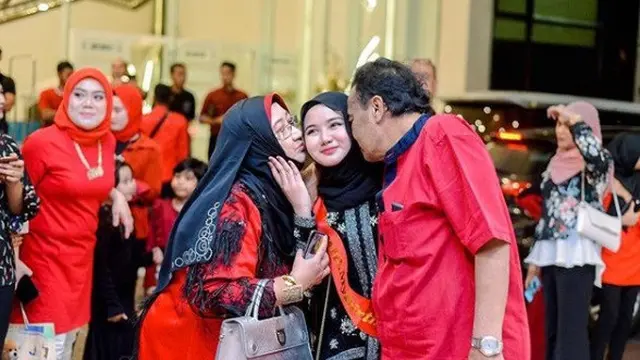 Viral gadis diberi hadiah mobil 5 Miliar (foto: Instagram @eynanan)
