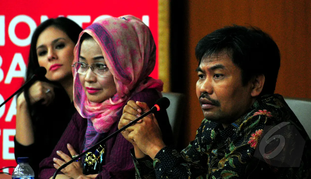 Dirjen Kemedikbud, Prof. Kacung Marijan, Ph.D (kanan) saat menghadiri konferensi pers Panitia Hari Film Nasional 2015 di gedung Kementerian Pendidikan dan Kebudayaan, Sudirman, Jakarta, Kamis (12/3/2015). (Liputan6.com/Yoppy Renato)