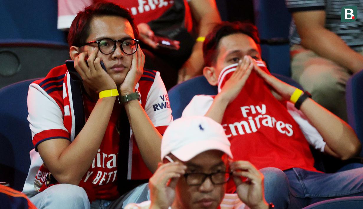 Fans meratapi kegagalan The Gunners menjadi juara Liga Inggris saat acara Roaring Night Arsenal vs Everton di Bulungan Theatre Building, Jakarta, Minggu (19/5/2024). (Bola.com/M Iqbal Ichsan)