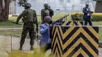 Polisi Kenya dan personel keamanan menembaki demonstran untuk melindungi Parlemen Kenya ketika pengunjuk rasa menyerbu gedung dalam pemogokan nasional protes kenaikan pajak dan RUU Keuangan 2024 di pusat kota Nairobi, pada 25 Juni 2024. (Luis Tato/AFP)