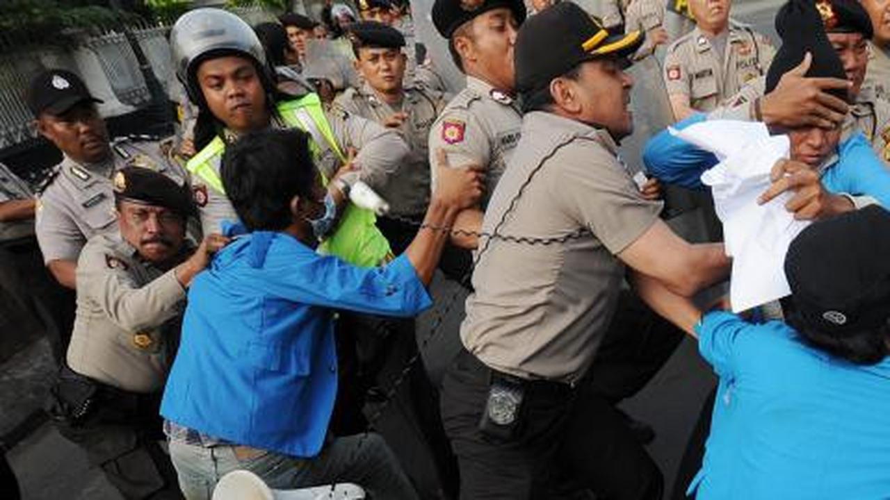 Mahasiswa UKI & YAI tawuran, Jalan Diponegoro macet