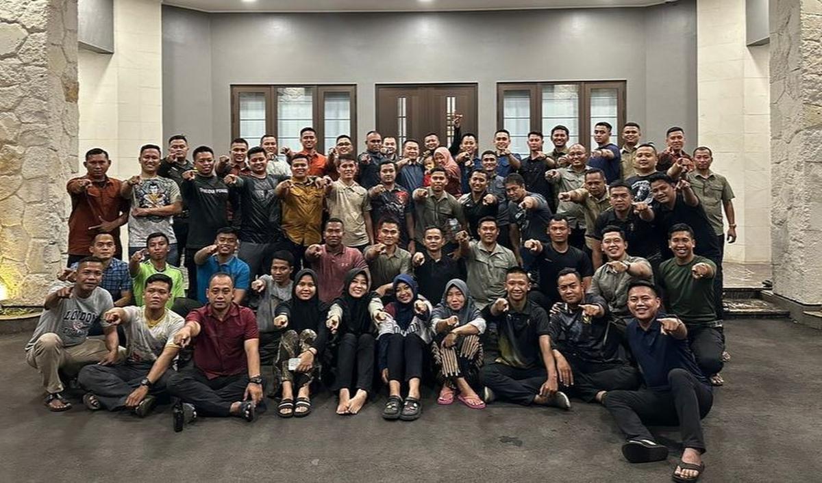 Bahkan, mereka juga setia menemani Dudung dari sebelum matahari terbit hingga matahari tenggelam. <br>