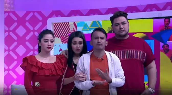 Ayu berdiri disebelahnya terlihat sedih. Air matanya juga tak lagi bisa ditahan. Ayu menyandarkan dagunya ke bahu Ruben. Beberapa kali Ayu mengusap air matanya yang mulai membasahi pipinya. (dok.youtube/trans tv official)