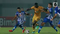 Striker Bhayangkara FC, Ezechiel Endouasel, berusaha melewati pemain Persiraja Banda Aceh pada laga BRI Liga 1 di Stadion Indomilk Arena, Minggu (29/8/2021). Bhayangkara FC berhasil mengalahkan lawannya Persiraja Banda Aceh dengan skor 2-1. (Bola.com/M iqbal Ichsan)