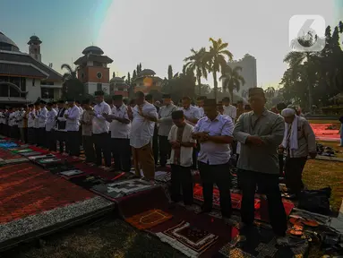 Aparatur Sipil Negara (ASN) mengikut sholat sunah Istisqa atau meminta hujan di Lapangan Balai Kota Depok, Jawa Barat, Rabu (4/10/2023). (merdeka.com/ Arie Basuki)