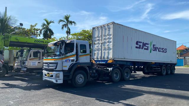 Mesin jahit rumput atau pitch stitching tiba di Bali untuk Piala Dunia U-20 2023.