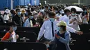 Warga antre untuk memasuki taman hiburan Universal Studios Beijing saat uji coba khusus undangan di Beijing, China, Rabu (1/9/2021). Universal Studios Beijing akan dibuka untuk umum pada 20 September 2021. (Noel Celis/AFP)