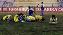 Pemain Unpad tampak lesu usai ditaklukan UPI pada laga Torabika Campus Cup 2017 di Gor Jati Padjajaran, Jatinangor, Rabu (27/9/2017). Unpad Takluk 3-2 lewat adu penalti dari UPI. (Bola.com/M Iqbal Ichsan)