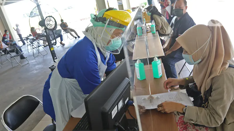 FOTO: Antisipasi Penyebaran COVID-19, RSUI Gelar Swab Test Massal