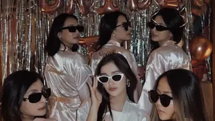 Para sahabat berikana kejutan bridal shower jelang pernikahan Ranty Maria. [@rantymaria]