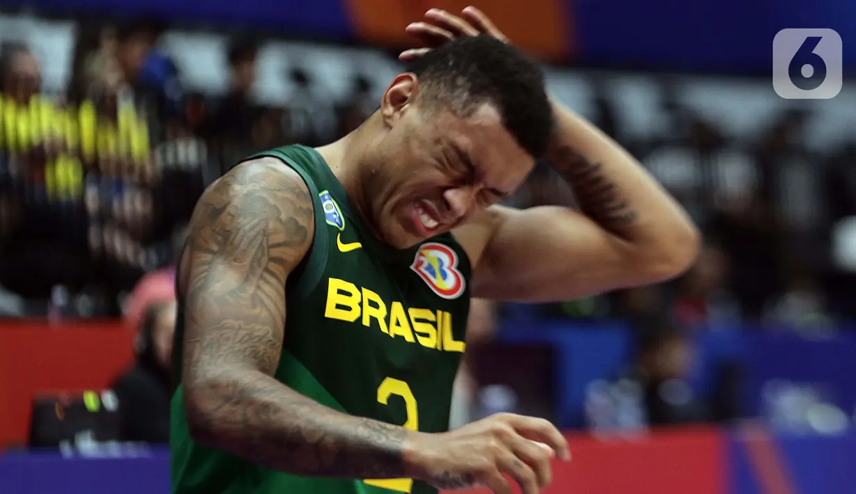 Pemain timnas basket Brasil, Yago Santos menahan sakit saat laga melawan Pantai Gading pada penyisihan Grup G FIBA World Cup 2023 di Indonesia Arena, Gelora Bung Karno, Jakarta, Rabu (30/8/2023). (Liputan6.com/Helmi Fithriansyah)