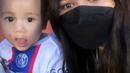 Sadar kamera, ekspresi lucu Cipung ini menggemaskan. Masih berusia 1 tahun, Cipung sudah jadi idola banyak orang dan sabet banyak penghargaan. Foto bareng Cipung, netizen tak hanya fokus dengan ekspresi lucu Cipung, tetapi juga salfok dengan Erina Gudono. Meski pakai masker, wanita yang pernah terpilih jadi Diajeng Sleman 2018 ini tetap terlihat cantik dan memesona. (Liputan6.com/IG/@kaesangerina)