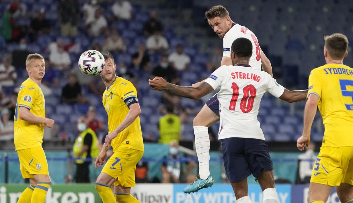 Gelandang timnas Inggris, Jordan Henderson (tengah atas) mencetak gol keempat timnya ke gawang Ukraina pada perempat final Euro 2020 di Stadion Olimpiade, Roma, Italia, Minggu (4/7/2021) dini hari WIB. Inggris lolos ke semifinal usai menang 4-0 atas Ukraina. (AP Photo/Alessandra Tarantino, Pool)