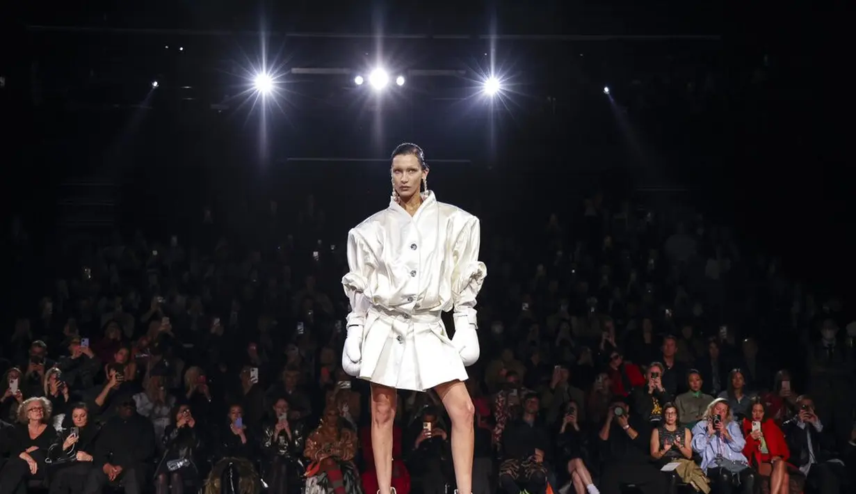 Bella Hadid di Paris Fashion Week 2022. (Foto: Vianney Le Caer/Invision/AP)