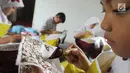 Murid kelas IV SDN Julang belajar membuat membatik di Batik Tradisiku di Kota Bogor, Jawa Barat (2/10). Kegiatan selama 3 hari ini diselenggarakan secara gratis dalam rangka memperingati Hari batik Nasional 2 Oktober. (Merdeka.com/Arie Basuki)