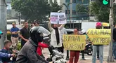 Pengunjuk rasa yang terdiri dari berbagai elemen masyarakat berunjuk rasa di sekitar kantor Badan Gizi Nasional (BGN), Jalan Kebun Sirih, Jakarta Pusat, Rabu (10/6/2026). (merdeka.com/Arie Basuki)
