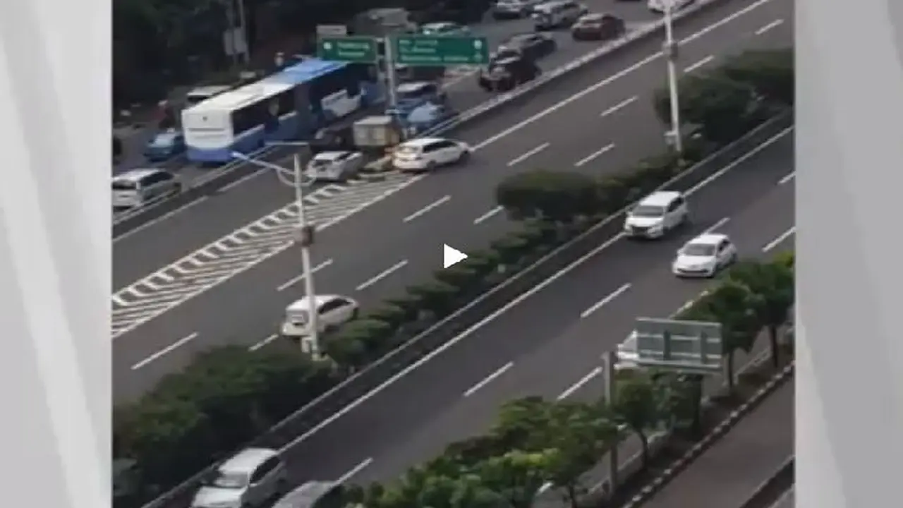 Ngeselin,  Kelakuan Pengemudi Mobil Masuk Tol dari Pintu Keluar (Foto:Istimewa)