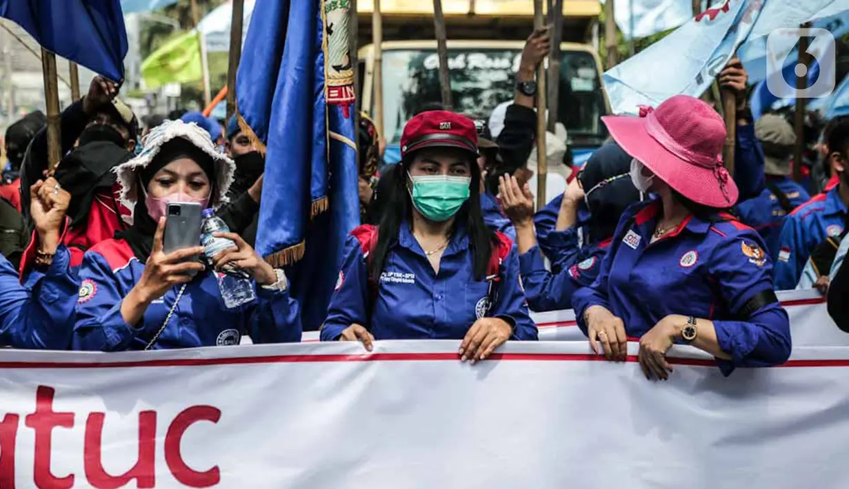 Massa buruh yang tergabung dalam Konfederasi Serikat Pekerja Seluruh Indonesia (KSPSI) dan Serikat Pekerja Nasional (SPN) demo di kawasan Patung Kuda, Jakarta, Kamis (12/5/2022). Aksi tersebut untuk memperingati May Day serta menolak Omnibuslaw UU Cipta Kerja Nomor 11 Tahun 2020 dan meminta klaster ketenagakerjaan kembali ke substansi UU Nomor 13 Tahun 2003. (Liputan6.com/Faizal Fanani)