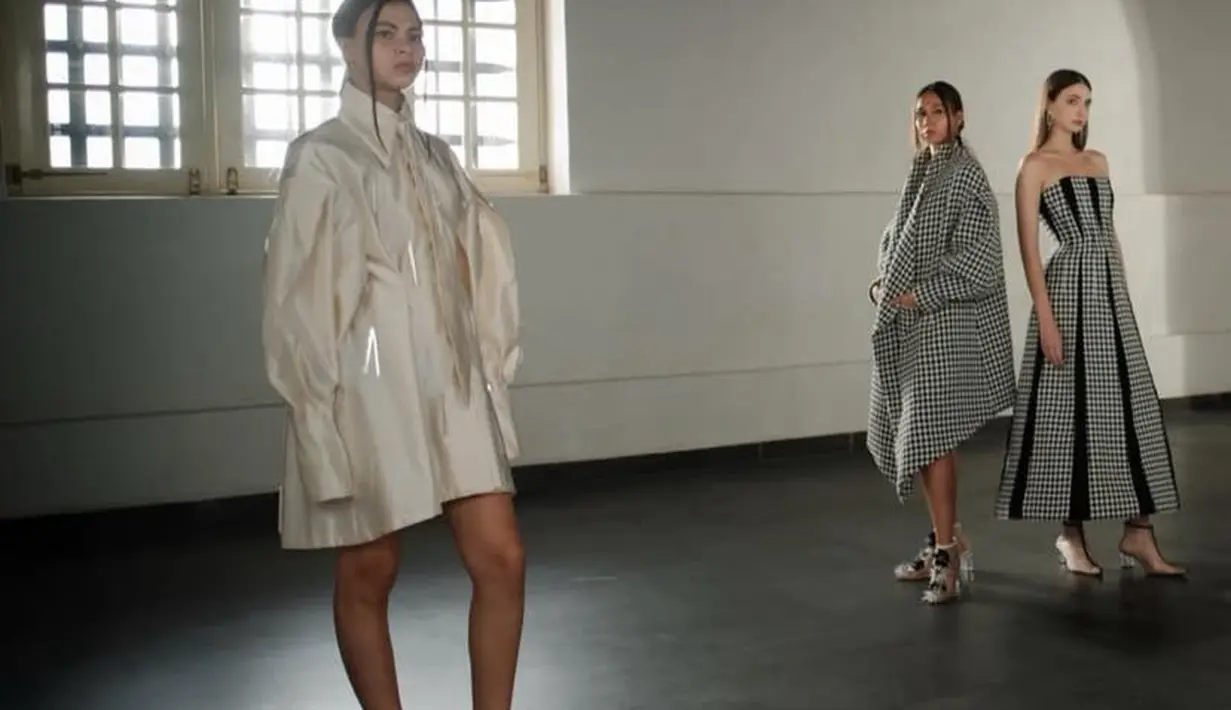 Stella memilih Gedung A.A. Maramis yang bersejarah dan pernah digunakan sebagai kandang kuda pada tahun 1809. Semangat kuda yang kuat memikat Stella dan kemudian ia anggap sebagai simbol keagungan, daya tahan, dan keanggunan. Stella teringat pernah ada seekor kuda bernama Salvatora, yang diadaptasi dari bahasa Latin Salvatore yang membawa bentuk feminin dari definisi 'juru selamat' "juru selamat" atau "pelindung". Dia mewakili makhluk agung dan pahlawan wanita dalam cerita Stella.  / Foto dok STELLARISSA.